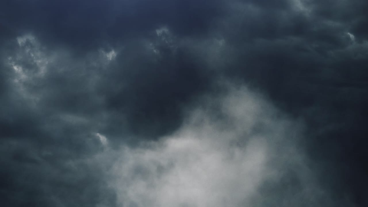 tormentas eléctricas, relámpagos y nubes oscuras moviéndose en el cielo
