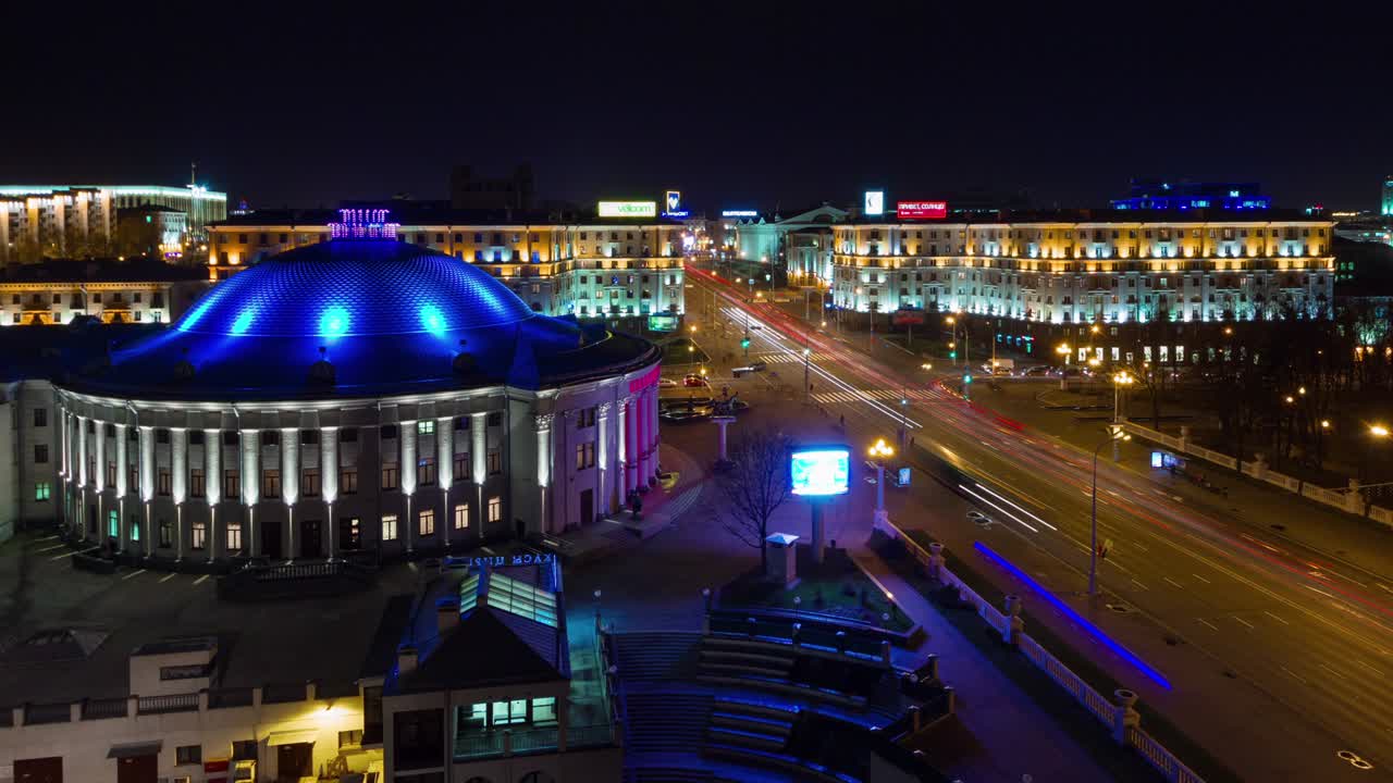 밤의 해가 지면 민스크 시 교통 거리 서커스 지붕 파노라마 4k 타임 스 벨라루스