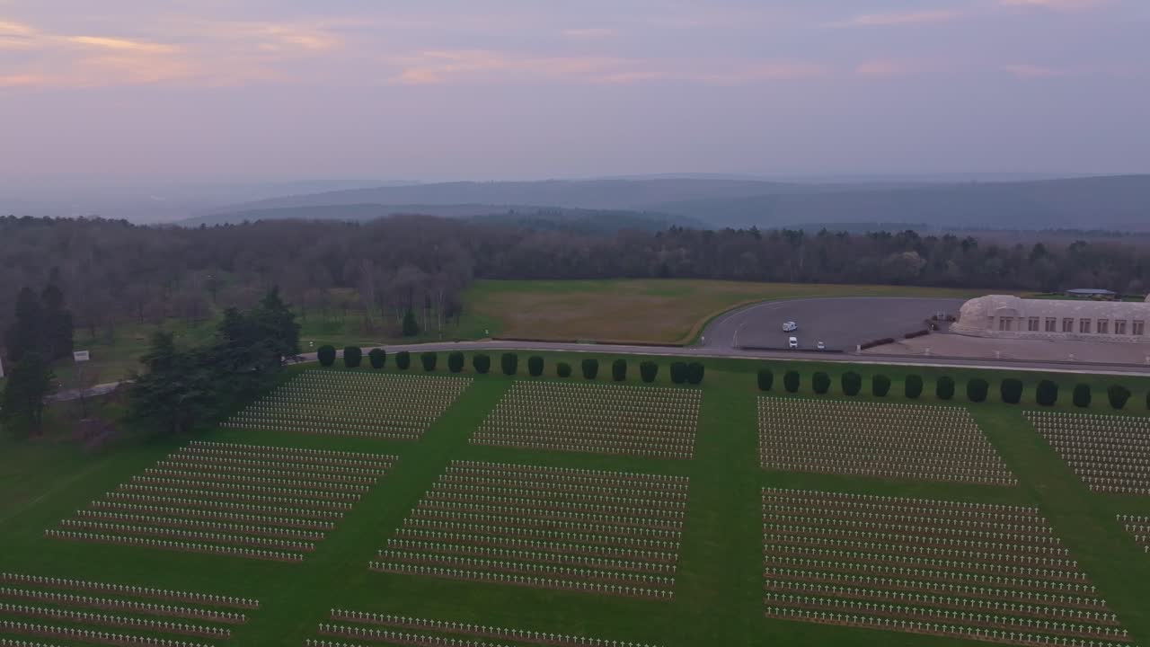 Veduta aerea di croci che segnano il campo di battaglia all'Ossario di Douaumont