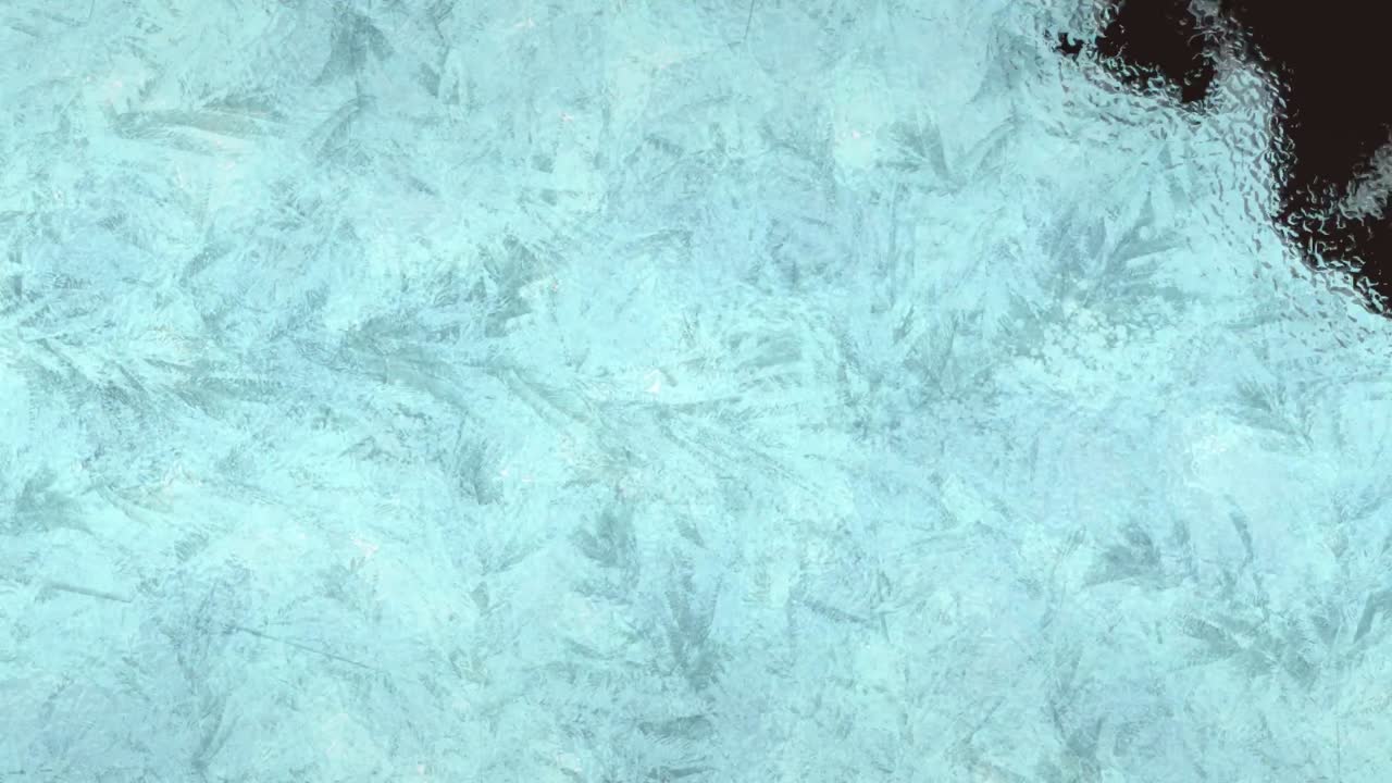 검은색 바탕에 움직이는 파란색 바탕의 애니메이션