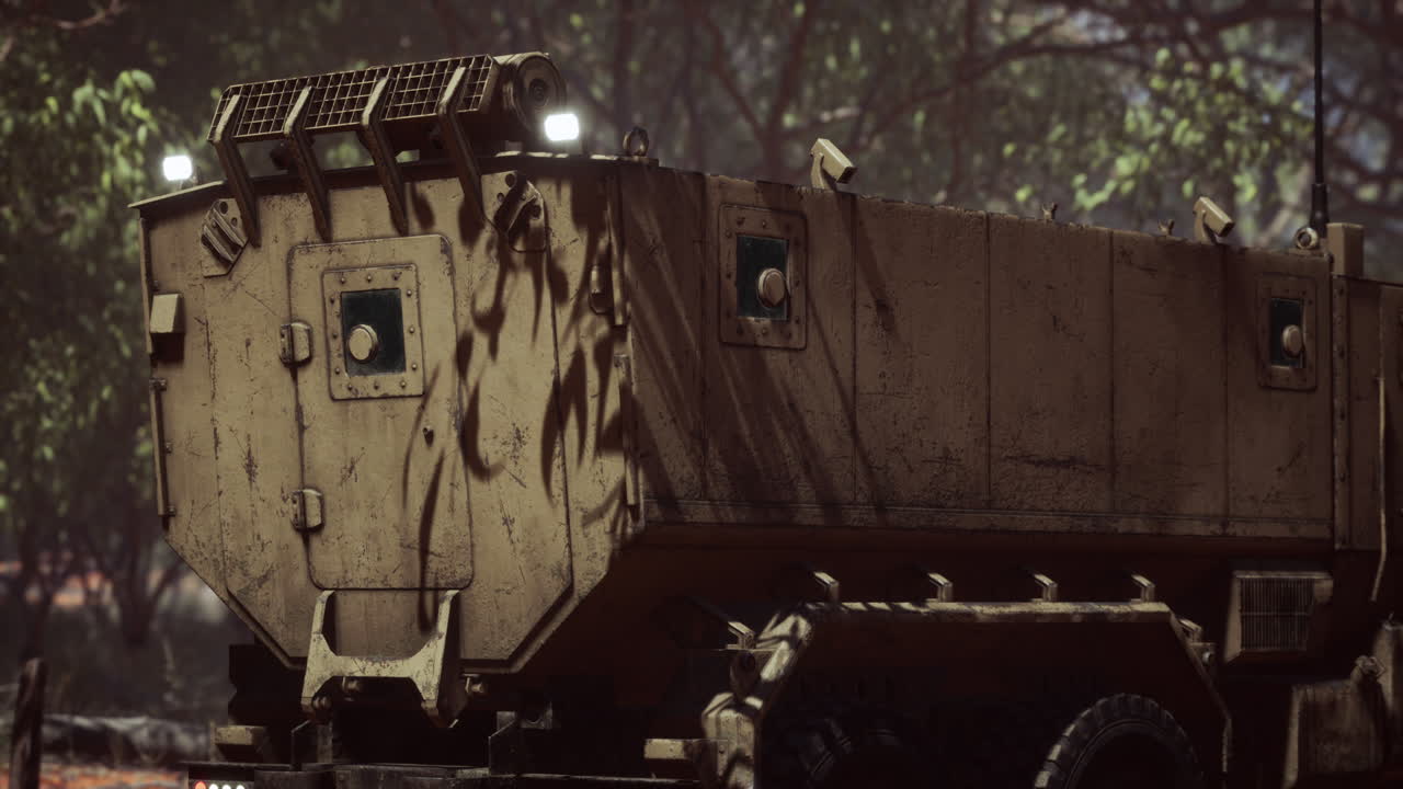 конвой бронированной машины на дороге