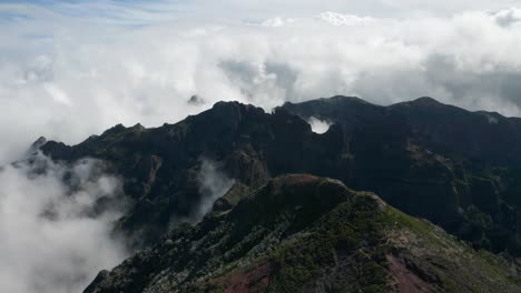 paisaje celestial con nubes blancas sobre el montañoso pico ruivo en madeira