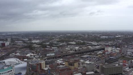 Drone-Shot-Volando-Alto-Sobre-La-Ciudad-De-Birmingham-En-Inglaterra