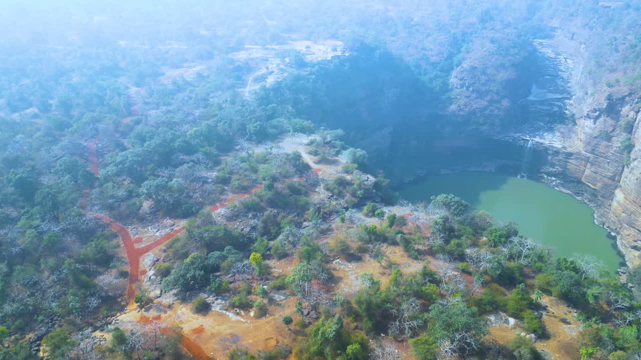 las cascadas rajdari y devdari se encuentran en el santuario de vida silvestre chandraprabha