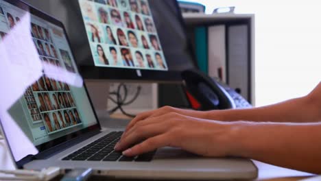 animación de iconos y lenguaje informático sobre manos recortadas de una mujer caucásica trabajando en una computadora portátil