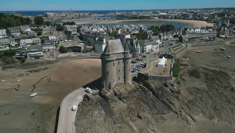 Playa-Y-Torre-Solidor,-Ciudad-De-Saint-malo-En-El-Fondo,-Bretaña-En-Francia