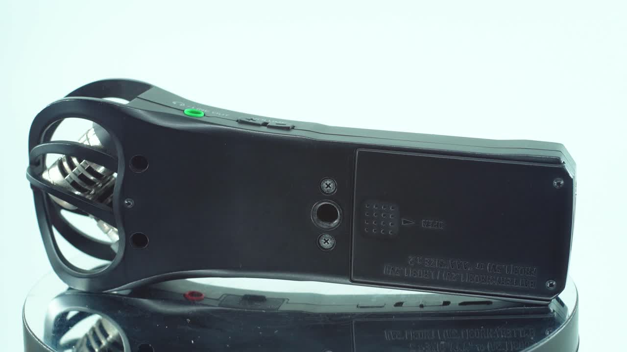 편리한 포켓 오디오 레코더, 블랙 사운드 스테레오폰, 반사 360도 회전 스탠드, 느린 동작, 4k 비디오의 클로즈업 샷