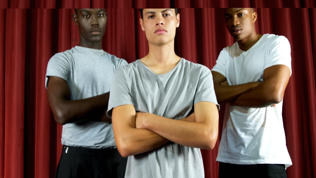 무대에 서 있는 배우들 4k