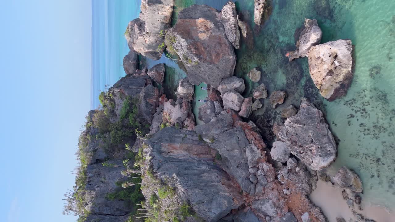 tomada vertical del parque nacional de jaragua con aguas claras de la bahía en pedernales