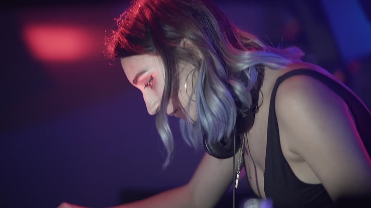 dj femenina actuando en un club nocturno