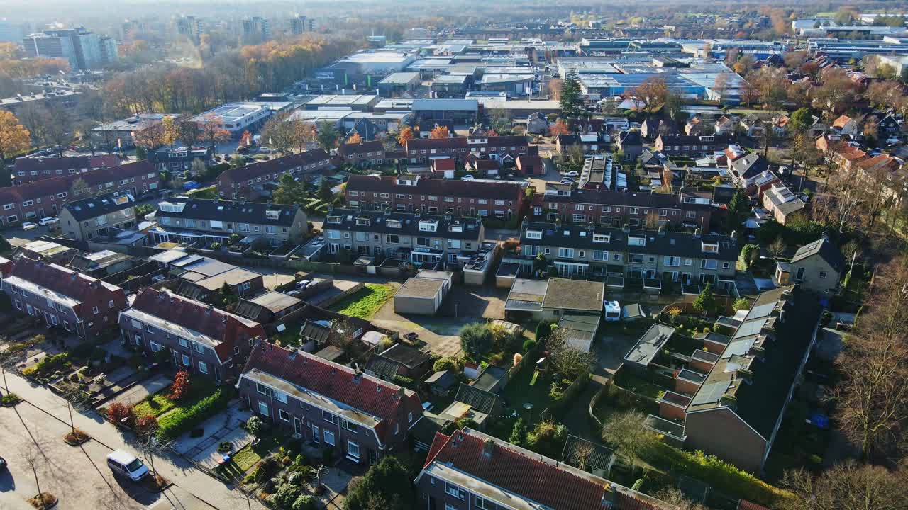 드론 이  ⁇ 은 가을 날 에 작은 마을 의 평화로운 교외 지역 위 를 날아다니고 있다