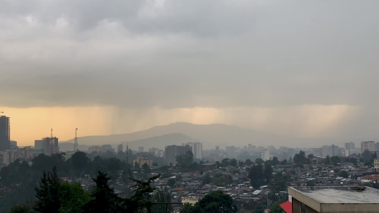 la lluvia cae sobre addis abeba durante el día de verano lejos
