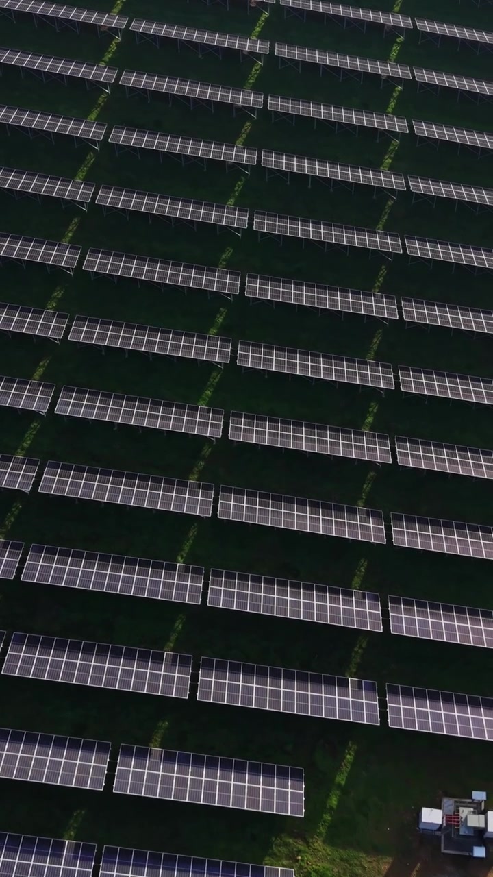 Grande schiera di pannelli solari situata in un campo soleggiato che genera energia