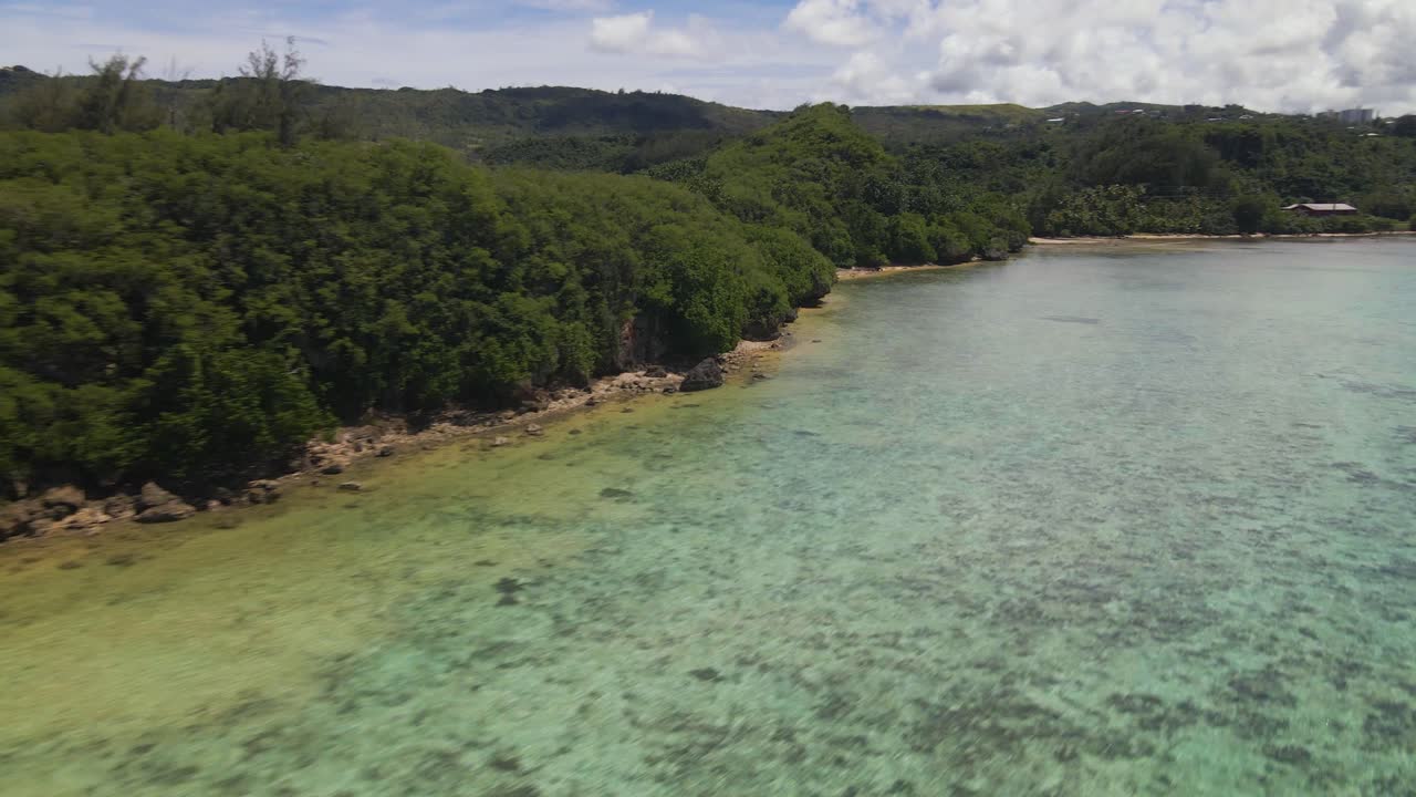 toma aérea moviéndose por la costa de un paraíso tropical