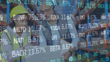 animación del procesamiento de datos financieros sobre hombres y mujeres que trabajan en el almacén