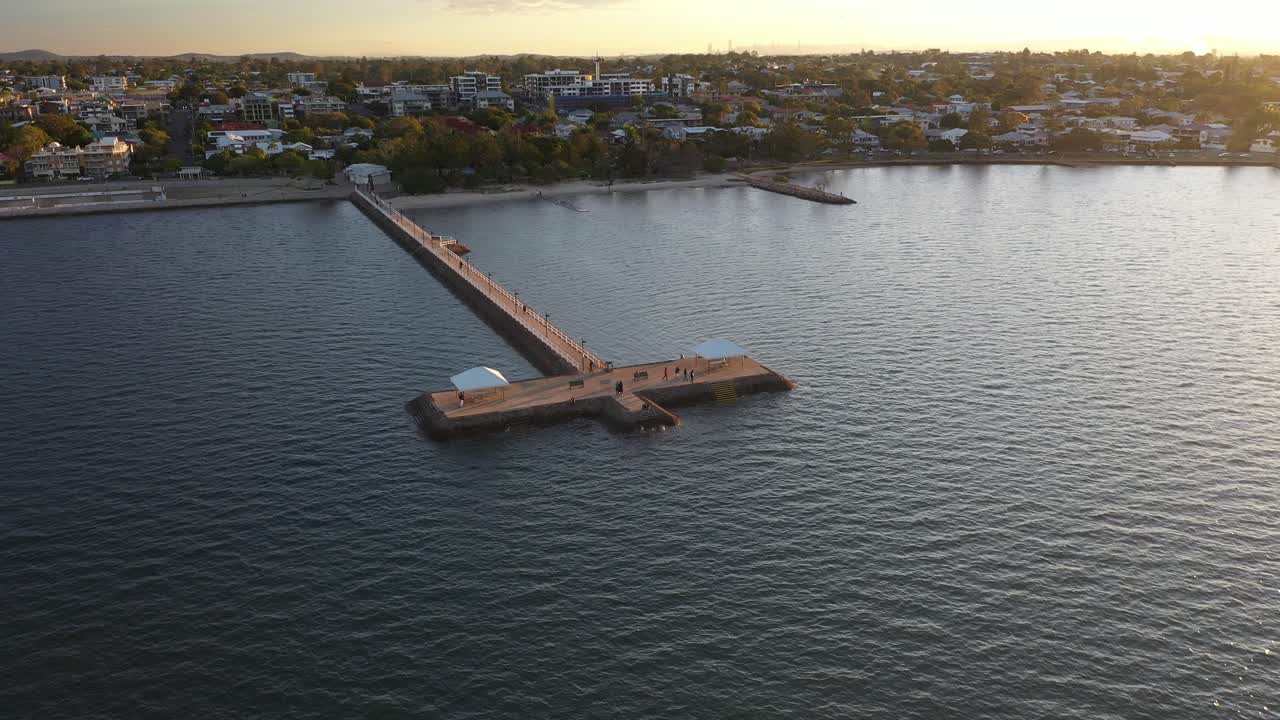 일몰 공중에서 부두