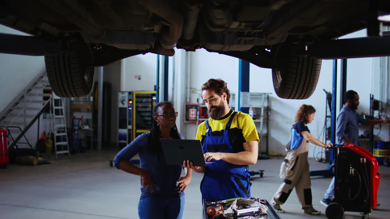 el reparador busca piezas de vehículos en línea