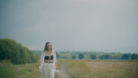 Mujer-Sonriente-Feliz-Caminando