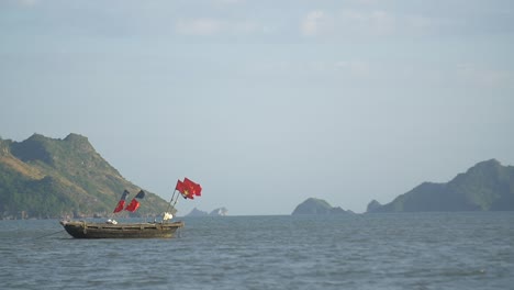 Traditionelles-Vietnamesisches-Fischerboot-In-Der-Bucht