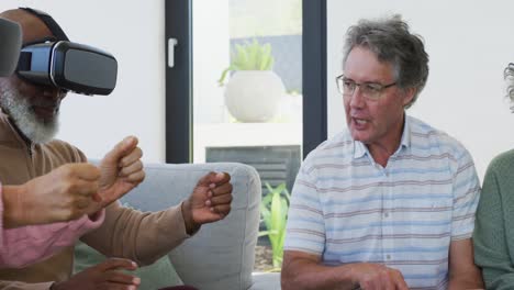 personas mayores felices y diversas que usan auriculares vr en el hogar de ancianos