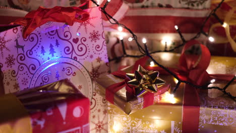 regalo de navidad y luces de colores en la noche de navidad