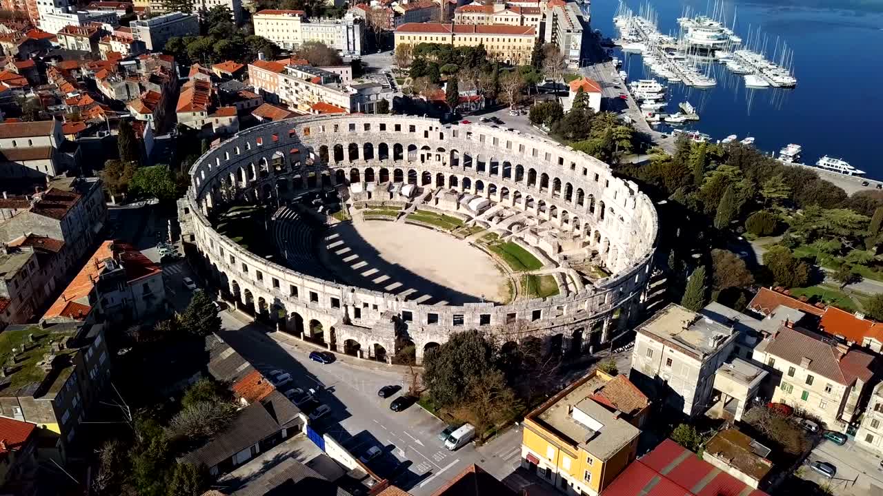 크로아티아의 라 (pula) 에 있는 로마 암피테이터의 공중 사진