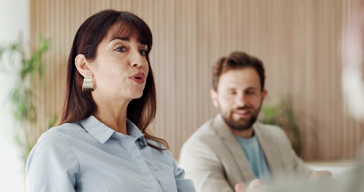 Donna professionista che guida una riunione di lavoro in ufficio