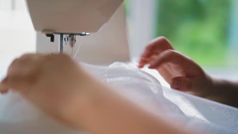 la mujer durante la cuarentena está involucrada en trabajo remoto
