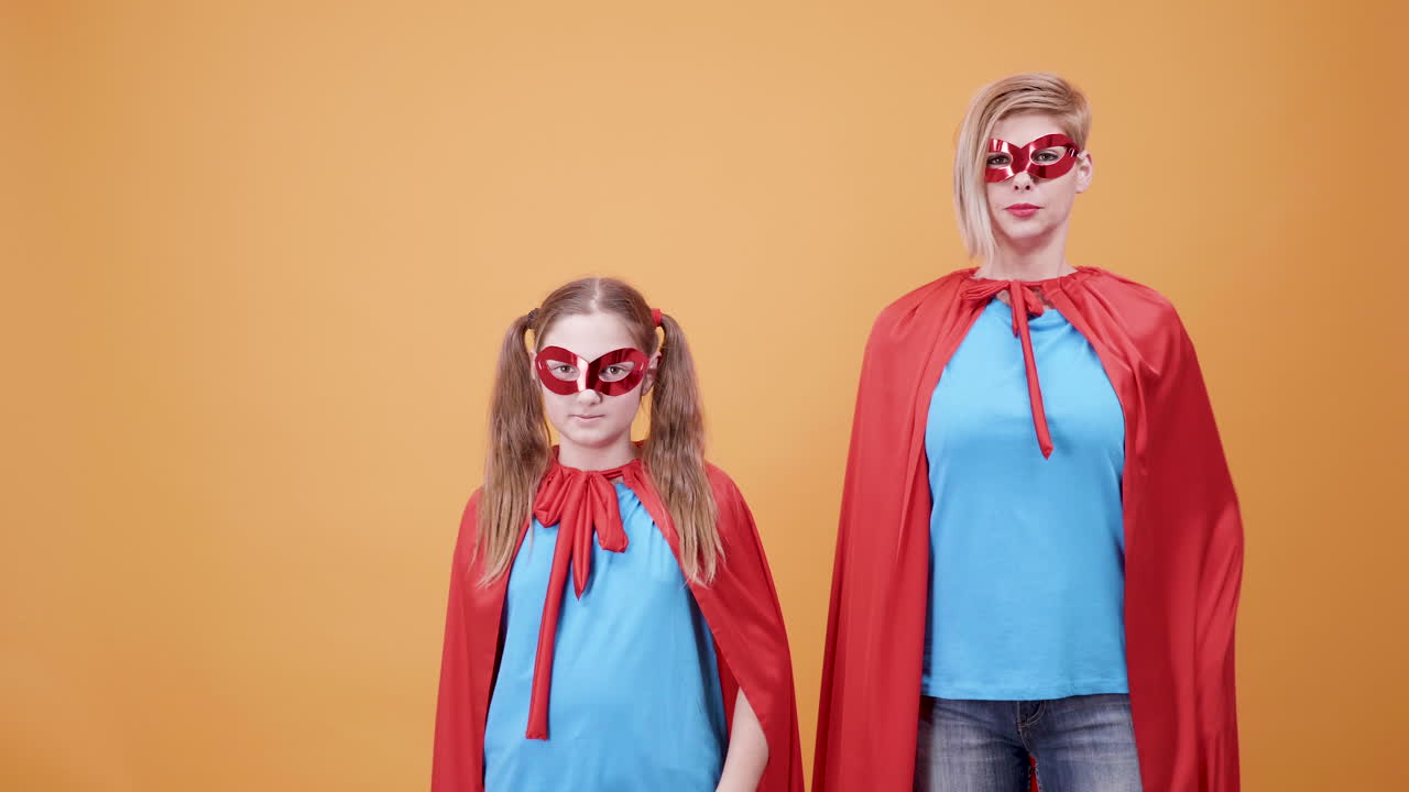 Mutter und Tochter in Superheldenkostümen