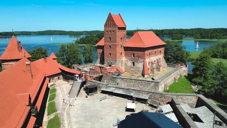 castillo de trakai imágenes impresionantes de drones en 4k - trakai - lituania