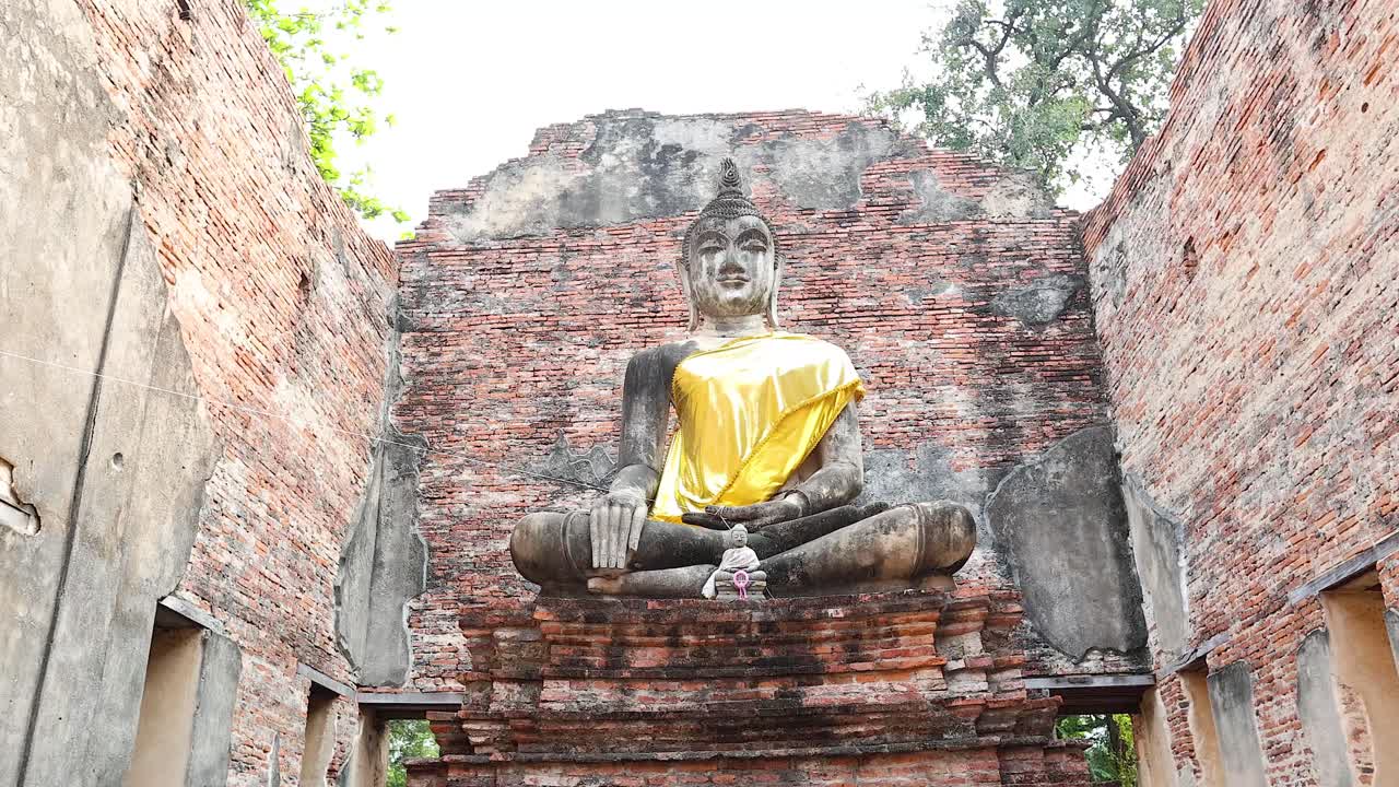 estatua de buda en las ruinas del antiguo templo de ayutthaya