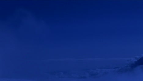 vista de nubes en luz azul