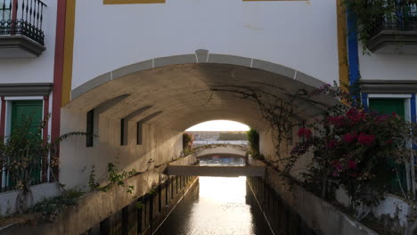 Gesamtaufnahme-Einer-Der-Brücken-Im-Hafen-Von-Mogan-Auf-Der-Insel-Gran-Canaria-Und-Bei-Sonnenuntergang