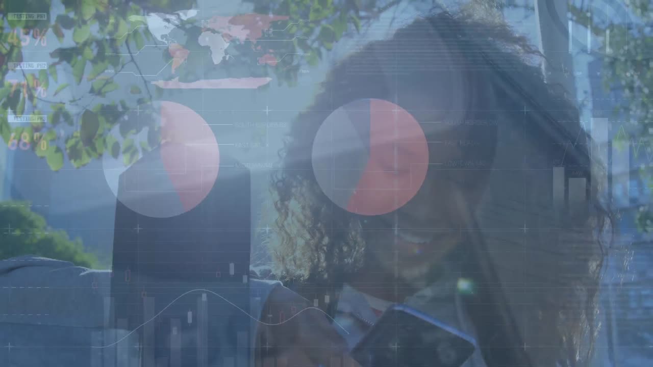 animación del procesamiento de datos sobre mujeres biraciales que usan teléfonos inteligentes