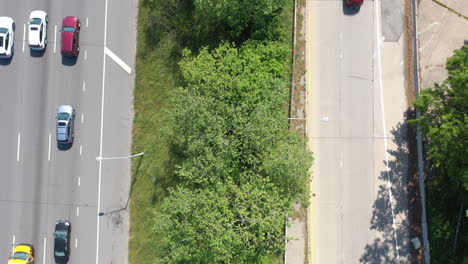 Ein-Top-down-blick-über-Einen-Parkway-Median-Mit-Grünen-Bäumen-Und-Gras