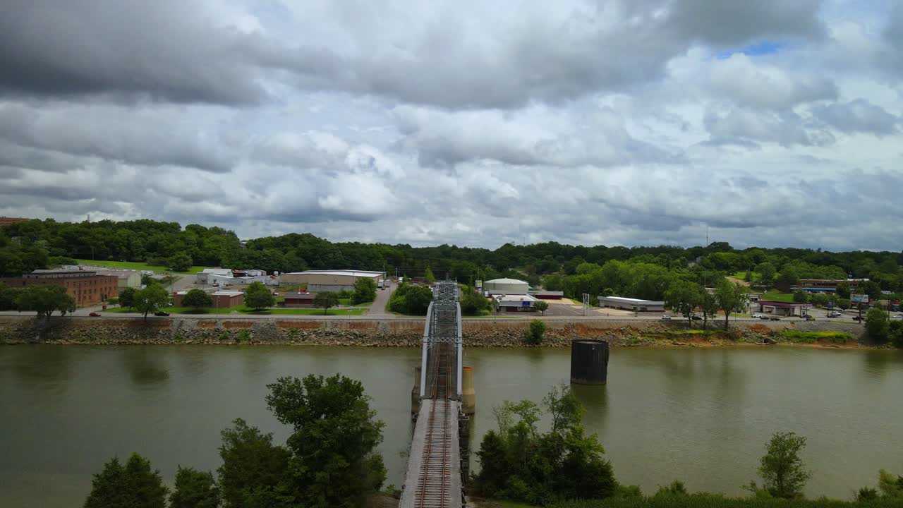sobrevuelo aéreo de un puente colgante sobre el río cumberland en clarksville, tennessee