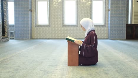 Hijabi-Girl-Praying