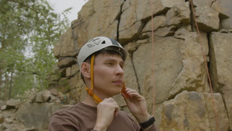 primer plano de un escalador masculino en la naturaleza