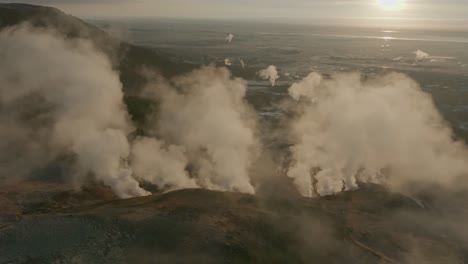 hveragerdi, sur de islandia - volando a través del tapiz etéreo de vapor - avión no tripulado volando hacia adelante