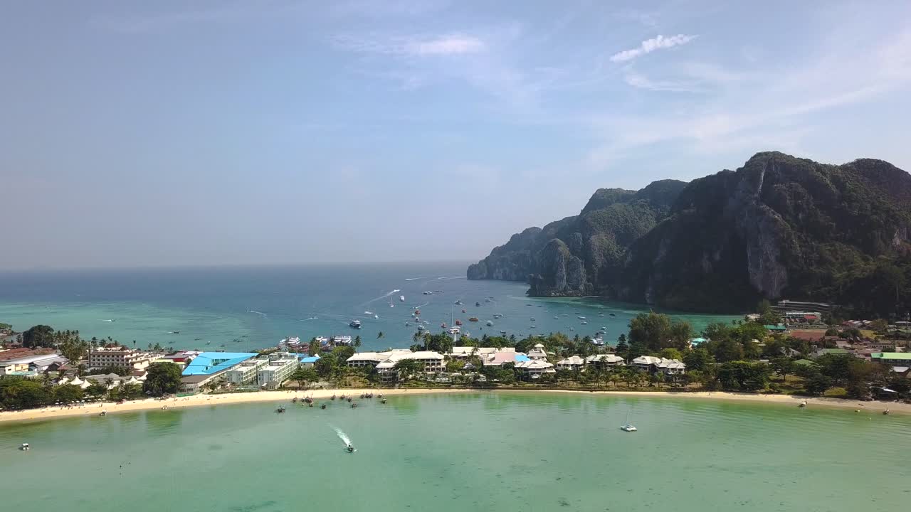 태국 피피돈에 있는 톤사이 부두의 4k 조감도