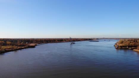 Kranschiff-Und-Schlepper-Auf-Dem-Fluss-In-Barendrecht-Bei-Rotterdam,-Südholland,-Niederlande