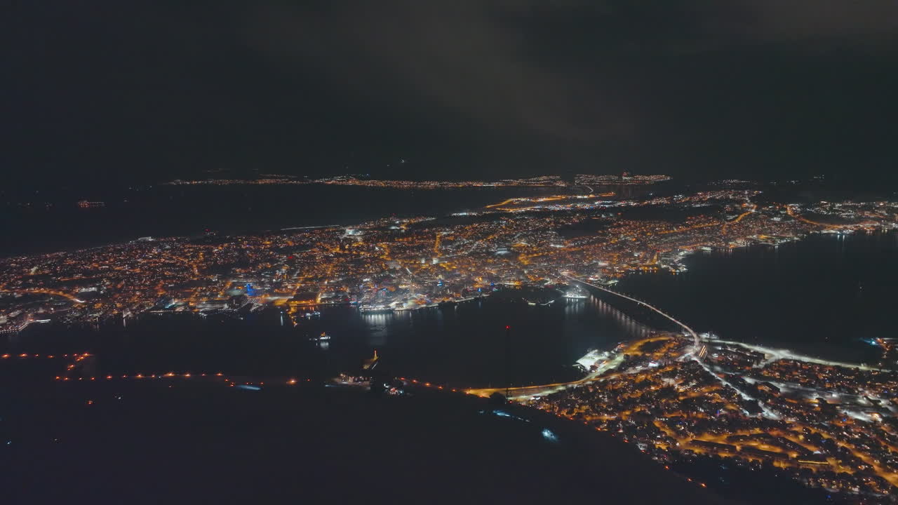 fjellheisen 관점에서 밤에 노르웨이의 트롬소 시의 공중 전망