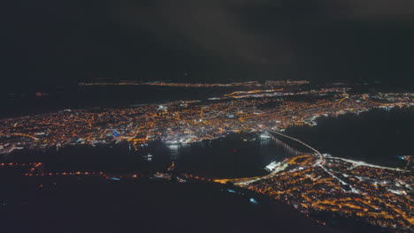 vista aérea de la ciudad de tromso en noruega por la noche desde el mirador fjellheisen