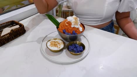 persona saboreando el bingsu y el postre bualoi