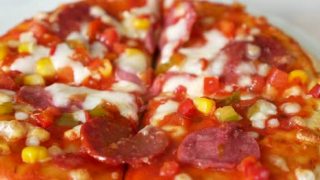pizza preparada, pizza congelada, salchichas y pizza con queso listas para cocinar,