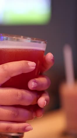 amigos compartiendo bebidas y risas juntos