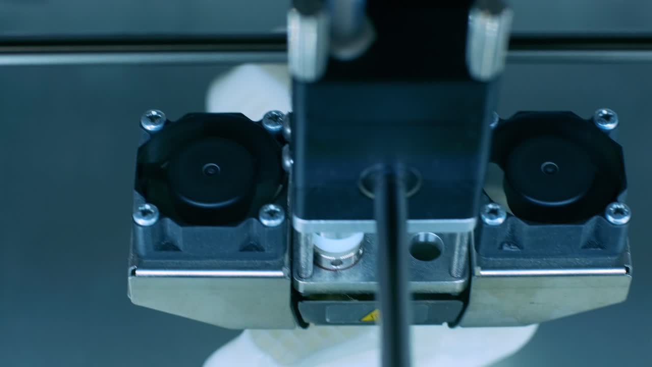 la moderna impresora 3d imprime figuras de primer plano macro. la impresora tridimensional automática 3d realiza el modelado de colores blancos de plástico en el laboratorio. el procesamiento de impresión 3d con fondo blanco