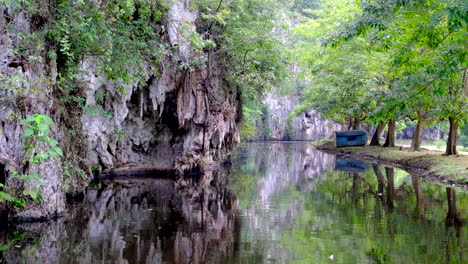 Very-beautiful-serene-nature,-with-mountains,-rock-formations,-and-water-reflections-without-people