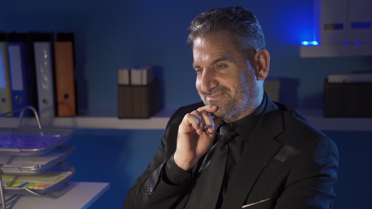 Uomo d'affari felice che guarda il portatile e sorride. Realizzare un profitto, raggiungere il successo