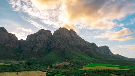 sumérgete en el sereno encanto de las montañas de sudáfrica y los exuberantes paisajes verdes con este cautivador hiperlapso, que muestra la graciosa danza de las nubes contra un telón de fondo de belleza natural